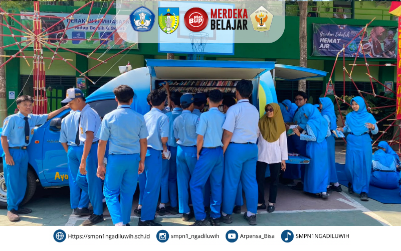 Perpustakaan Keliling Pemkab Kediri Sambangi SMPN 1 Ngadiluwih, Siswa Antusias Membaca